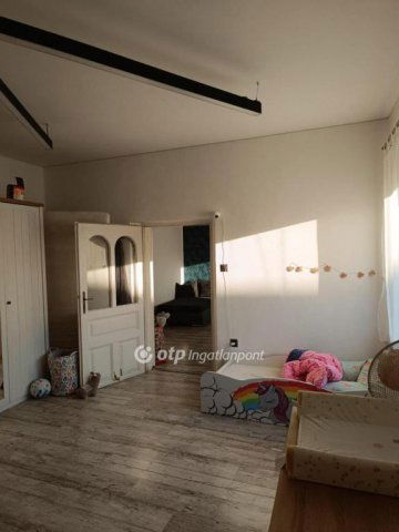 Eladó családi ház, Újpetrén 40 M Ft, 8 szobás