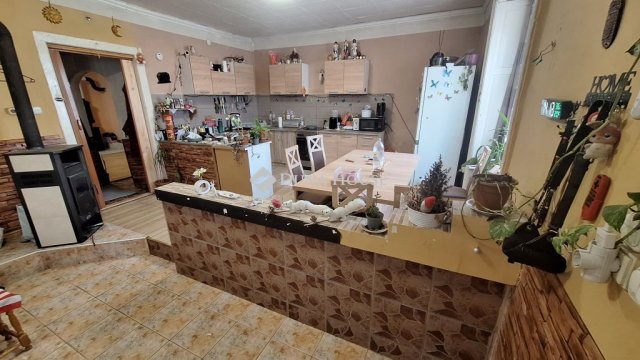 Eladó ikerház, Sárbogárdon 54.9 M Ft, 6 szobás