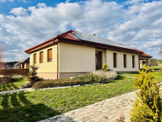 Eladó családi ház, Márkón 144 M Ft, 4 szobás