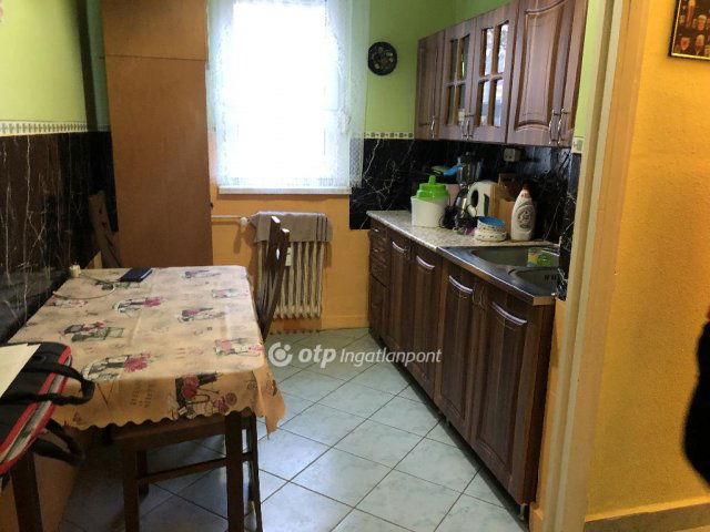 Eladó panellakás, Ajkán 41.99 M Ft, 2 szobás