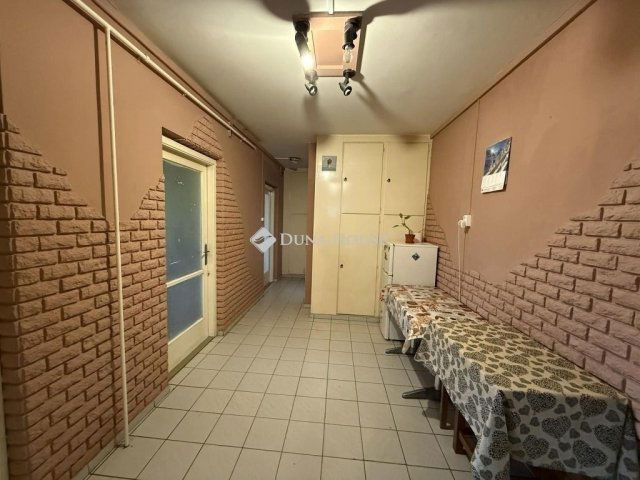 Eladó panellakás, Kecskeméten 47.5 M Ft, 3 szobás