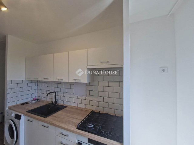 Eladó panellakás, Pécsett 55.9 M Ft, 2 szobás