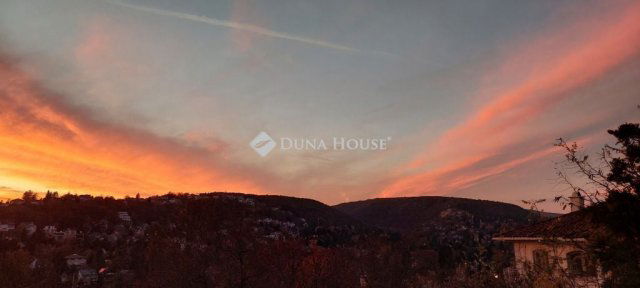 Eladó ikerház, Budapesten, II. kerületben, Vadalma utcában