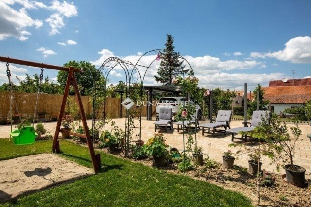 Eladó családi ház, Szegeden 289 M Ft, 6 szobás