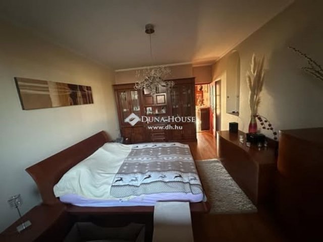 Eladó családi ház, Pécsett 235 M Ft, 4 szobás