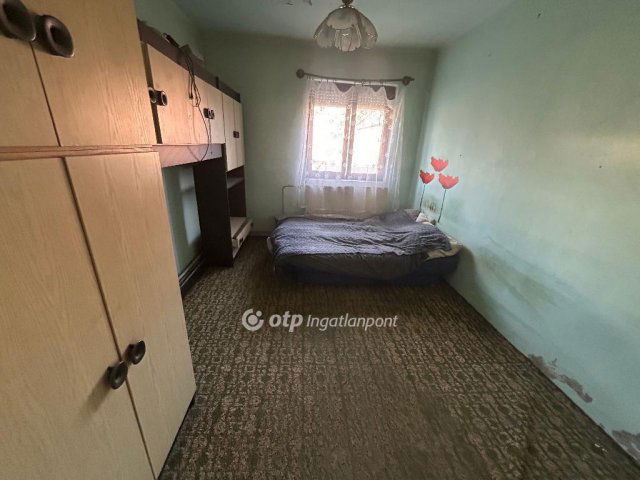 Eladó családi ház, Pápateszéren 22 M Ft, 3 szobás