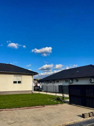 Eladó családi ház, Szigetszentmiklóson 99.9 M Ft, 5 szobás