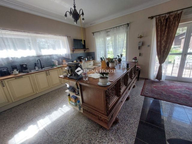 Eladó családi ház, Tahitótfalun 620.8 M Ft, 7 szobás