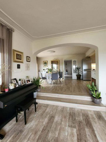 Eladó családi ház, Pécsett 219.9 M Ft, 6 szobás