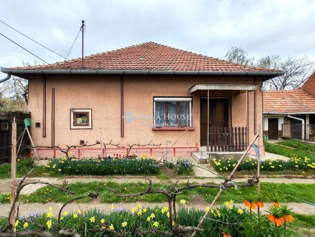 Eladó családi ház, Békéscsabán 24.99 M Ft, 3 szobás
