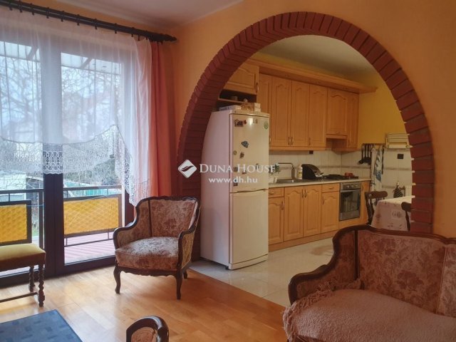 Eladó családi ház, Pécsett 184 M Ft, 8 szobás