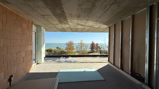 Eladó téglalakás, Balatonalmádiban 381 M Ft, 3 szobás