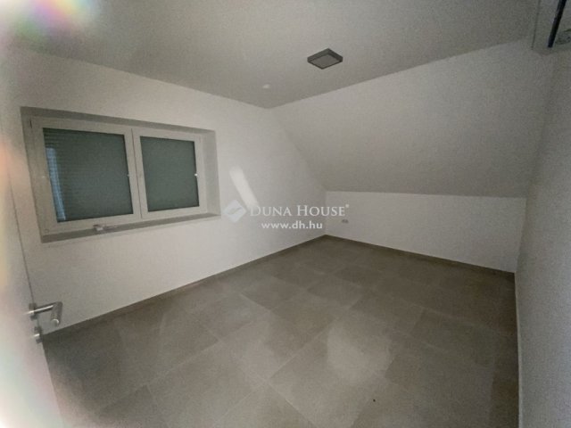Eladó családi ház, Pécsett 150 M Ft, 4 szobás