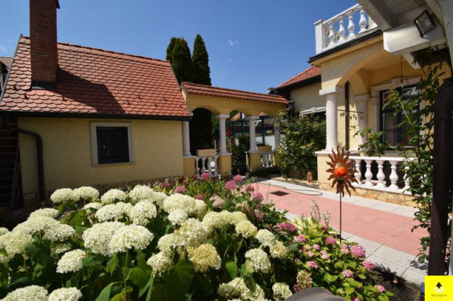 Eladó családi ház, Sopronban 250 M Ft, 6 szobás