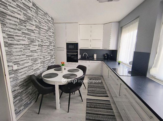 Eladó téglalakás, Szolnokon 52 M Ft, 3 szobás