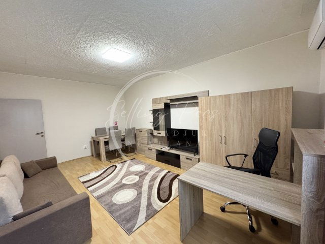 Kiadó panellakás, albérlet, Pécsett, Kerényi Károly utcában