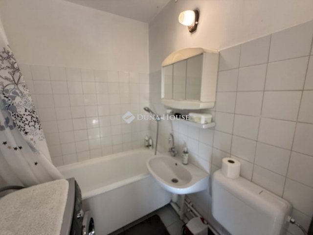 Eladó panellakás, Pécsett 37.8 M Ft, 2 szobás