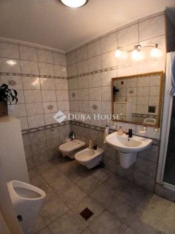 Eladó családi ház, Esztergomban 217.385 M Ft, 8 szobás