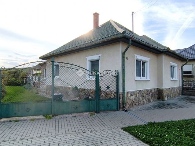 Eladó családi ház, Csomádon 130 M Ft, 5 szobás