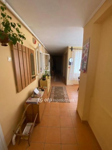 Eladó családi ház, Békésen 12 M Ft, 2 szobás