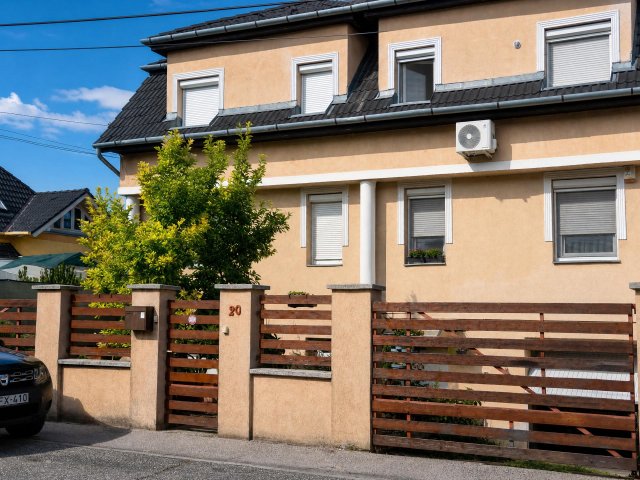 Eladó családi ház, Budapesten, X. kerületben 300 M Ft, 7 szobás