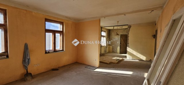 Eladó téglalakás, Pécsett 43.99 M Ft, 5 szobás