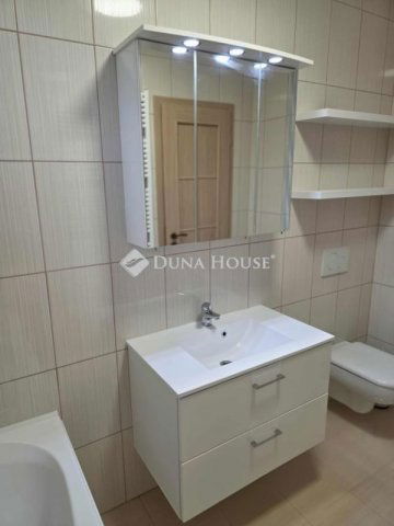 Eladó családi ház, Szekszárdon 99.999 M Ft, 3 szobás