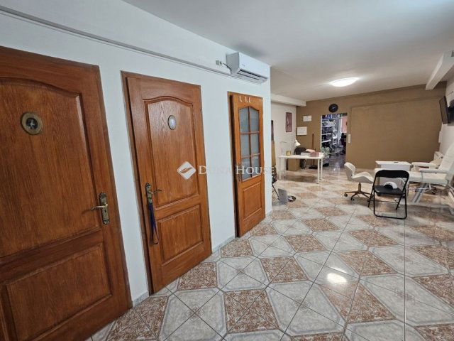 Eladó üzlethelyiség, Szigetszentmiklóson 105 M Ft