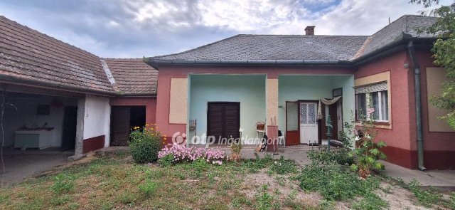 Eladó családi ház, Akasztón 25 M Ft, 2 szobás