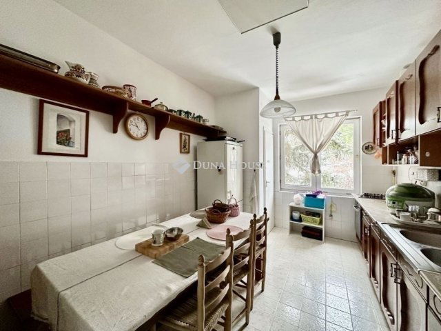 Eladó téglalakás, Pécsett 99 M Ft, 5 szobás