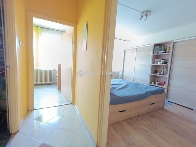 Eladó téglalakás, Mohácson 32 M Ft, 3 szobás