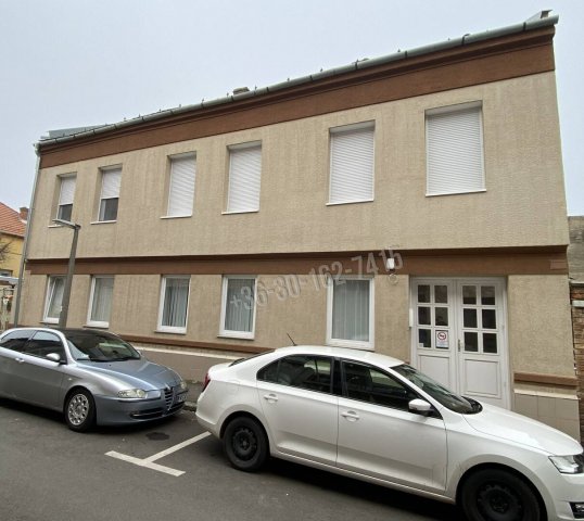 Eladó téglalakás, Pécsett 65 M Ft, 3 szobás