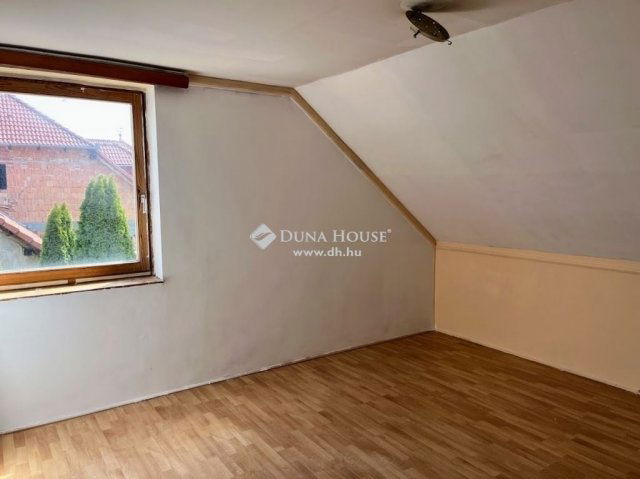 Eladó családi ház, Pécsett 65 M Ft, 6 szobás