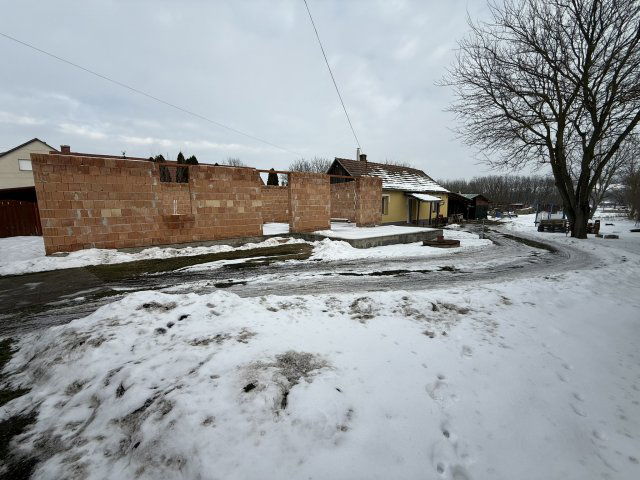 Eladó családi ház, Válon 35 M Ft, 4+1 szobás