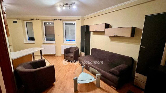 Eladó téglalakás, Pápán 32.49 M Ft, 1+1 szobás