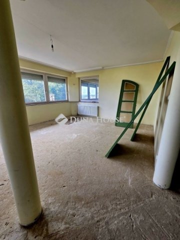 Eladó családi ház, Pécsett 150 M Ft, 6 szobás