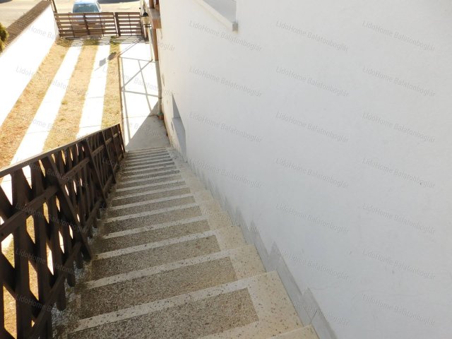 Eladó családi ház, Balatonbogláron 119.9 M Ft, 14 szobás