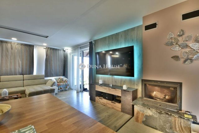 Eladó családi ház, Budakalászon 290 M Ft, 8 szobás