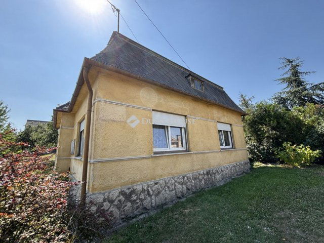Eladó családi ház, Lábatlanon 39.9 M Ft, 4 szobás