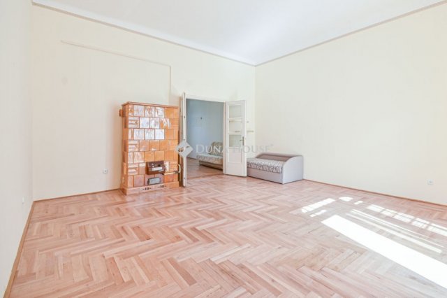 Eladó téglalakás, Budapesten, VI. kerületben 99.9 M Ft, 1 szobás