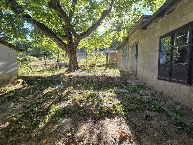 Eladó családi ház, Pécsett 26.9 M Ft, 3 szobás