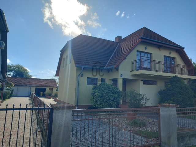 Eladó családi ház, Balatonbogláron 199 M Ft, 7 szobás