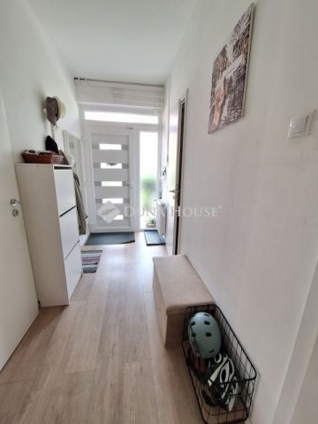 Eladó családi ház, Pécsett 139 M Ft, 6 szobás