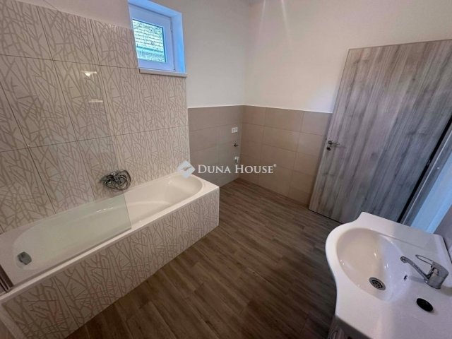 Eladó családi ház, Cegléden 72.99 M Ft, 3 szobás