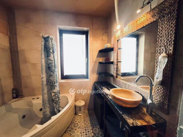 Eladó téglalakás, Budapesten, VI. kerületben 123 M Ft, 2 szobás