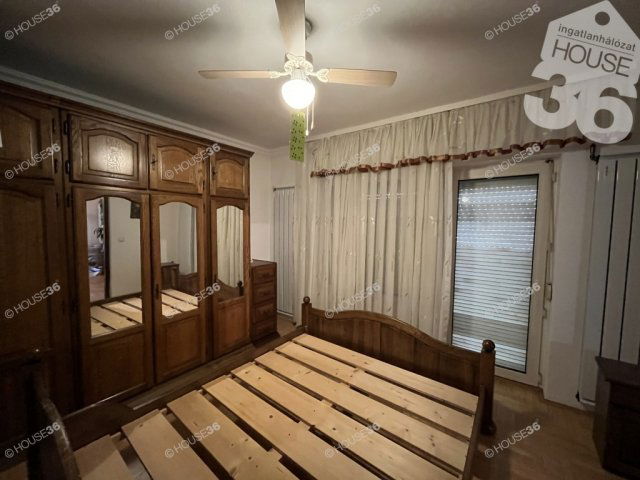 Eladó családi ház, Solton 69 M Ft, 7 szobás