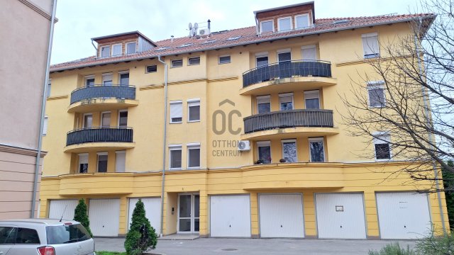 Eladó téglalakás, Pécsett 42 M Ft, 2 szobás