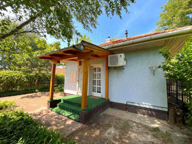 Eladó családi ház, Balatonfenyvesen 68.5 M Ft, 8 szobás