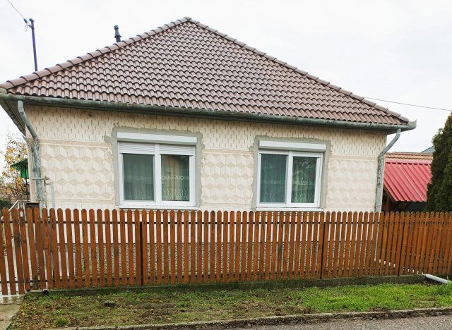 Eladó családi ház, Besenyszögön 35.5 M Ft, 2 szobás