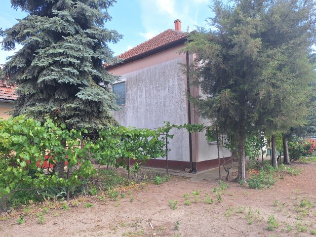 Eladó családi ház, Bakson 29.5 M Ft, 4 szobás